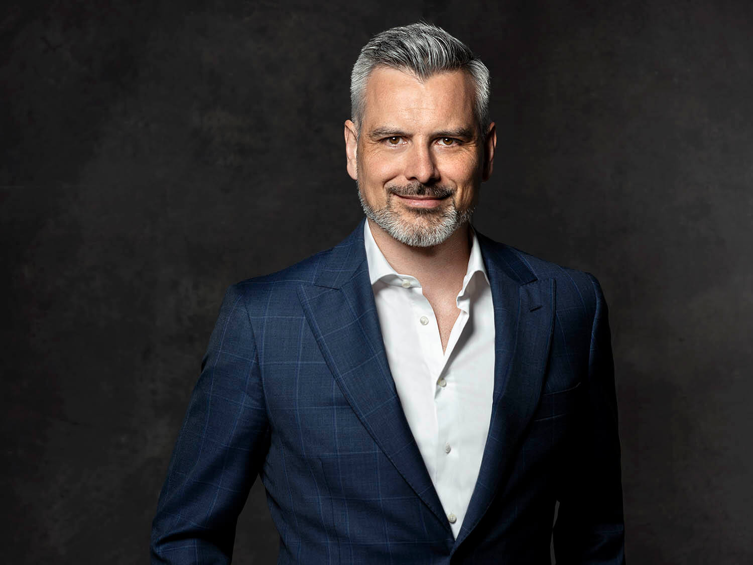 Lighting fixtures manufacturer customer